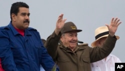 Nicolás Maduro, izquierda, y Raúl Castro están en la lista de los 35 "depredadores" de la prensa divulgada por Reporteros sin Fronteras.