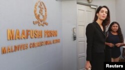 Amal Clooney (L), lawyer of former Maldives president Mohamed Nasheed, leaves Maafushi prison after meeting Nasheed, in the Maldives, Sept. 8, 2015.