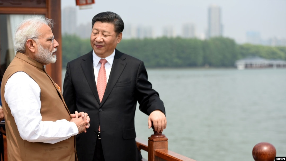 Perdana Menteri India Narendra Modi berbincang dengan Presiden China Xi Jinping di Danau Timur (East Lake) di Wuhan, Cina, 28 April 2018.