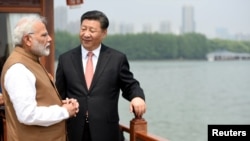 Perdana Menteri India Narendra Modi berbincang dengan Presiden China Xi Jinping di Danau Timur (East Lake) di Wuhan, Cina, 28 April 2018.