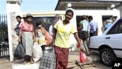 Para tahanan Burma berjalan keluar dari penjara Insein di Yangon, Burma setelah dibebaskan Kamis lalu (15/11). Pemerintah Burma kembali membebaskan sedikitnya 66 orang tahanan, 44 di antaranya tahanan politik, hari Minggu (18/11), dalam amnesti terbaru yang dikeluarkan bertepatan dengan Kunjungan Presiden Obama.