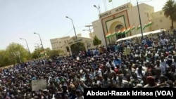 Les Nigériens manifestent contre la loi des finances devant l'Assemblée nationale à Niamey, Niger, le 11 mars 2018. (VOA/Abdoul-Razak Idrissa)