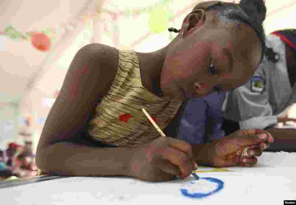 اسکولوں میں مناسب سہولتوں کے نا ہونے کی وجہ سے بھی بچیاں اپنی تعلیم جاری نہیں رکھ سکتیں۔