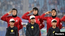 ادای احترام بازیکنان تیم فوتبال زنان در زمان پخش سرود ملی در بازی مقابل فیلیپین