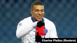 Dan wasan PSG Kylian Mbappe - (SOCCER-FRANCE-MPL-PSG/REPORT Kylian Mbappe)