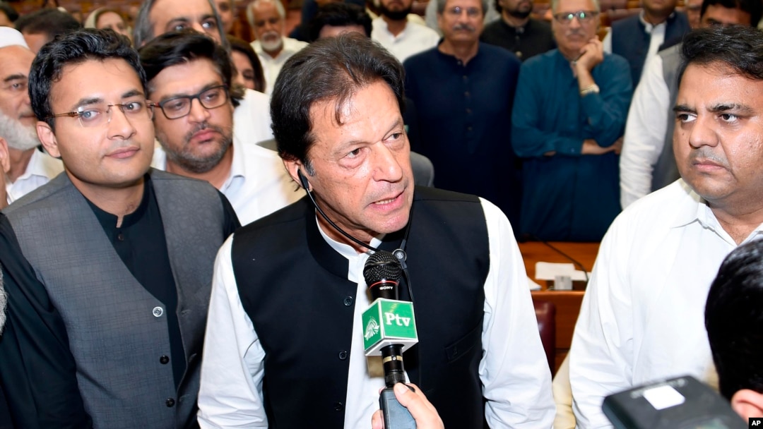 وزیراعظم عمران خان قومی اسمبلی میں تقریر کر رہے ہیں۔ فائل فوٹو