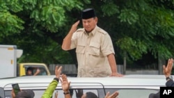 រដ្ឋមន្ត្រី​ការពារ​ជាតិ​ឥណ្ឌូណេស៊ី​លោក Prabowo Subianto ស្វាគមន៍​អ្នក​គាំទ្រនៅទីក្រុងហ្សាការតា​ប្រទេស​ឥណ្ឌូណេស៊ីកាលពីថ្ងៃព្រហស្បតិ៍​ទី​១៥ កុម្ភៈ ឆ្នាំ២០២៤។
