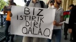 Gənclər İranın Bakıdakı Səfirliyi qarşısında aksiya keçirib