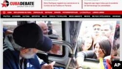 Gambar yang diambil dari sebuah website Kuba, Cubadebate, menunjukkan Fidel Castro di Havana, menyapa pendukungnya pada 30 Maret 2015.