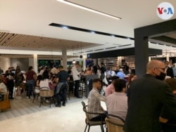 Ciudadanos en un food hall recién inaugurado en El Hatillo, Caracas. Agosto, 2021. Foto: Carolina Alcalde - VOA.
