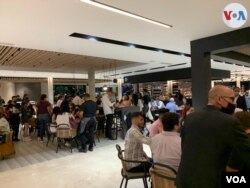 Ciudadanos en un food hall recién inaugurado en El Hatillo, Caracas. Agosto, 2021. Foto: Carolina Alcalde - VOA.