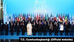 Para pemimpin G20 berfoto bersama di Antalya, Turki, hari Minggu (15/11).