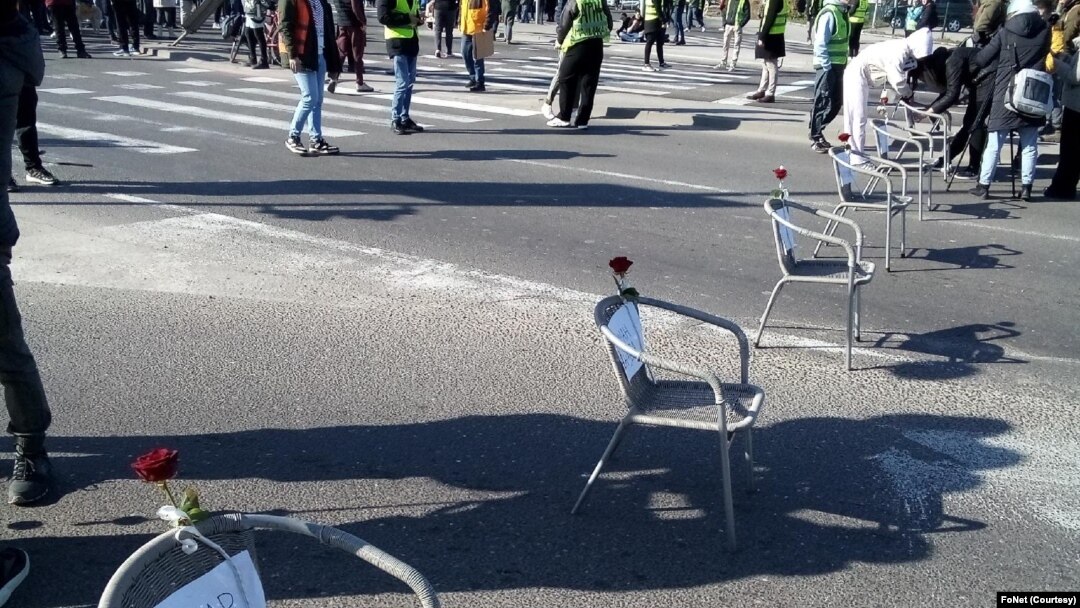 Blokiran prilaz Pupinovom mostu u Zemunu, a studenti postavili 15 metalnih stolica, sa po jednom ružom i sa imenima stradalih u Novom Sadu