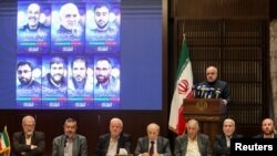 El embajador de Irán en el Líbano, Mojtaba Amani, habla el 3 de abril de 2024 en embajada de Irán en Beirut, Líbano, durante un evento por muertos en el presunto ataque aéreo israelí del lunes contra el complejo de la embajada iraní en la capital de Siria, Damasco.