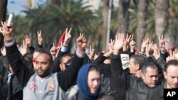 Demonstran memadati jalan utama dii pusat kota Tunis hari Rabu, berteriak "memalukan, memalukan" untuk mengecam pembunuhan politisi sayap kiri Chokri Belaid (foto, 6/2/2013).