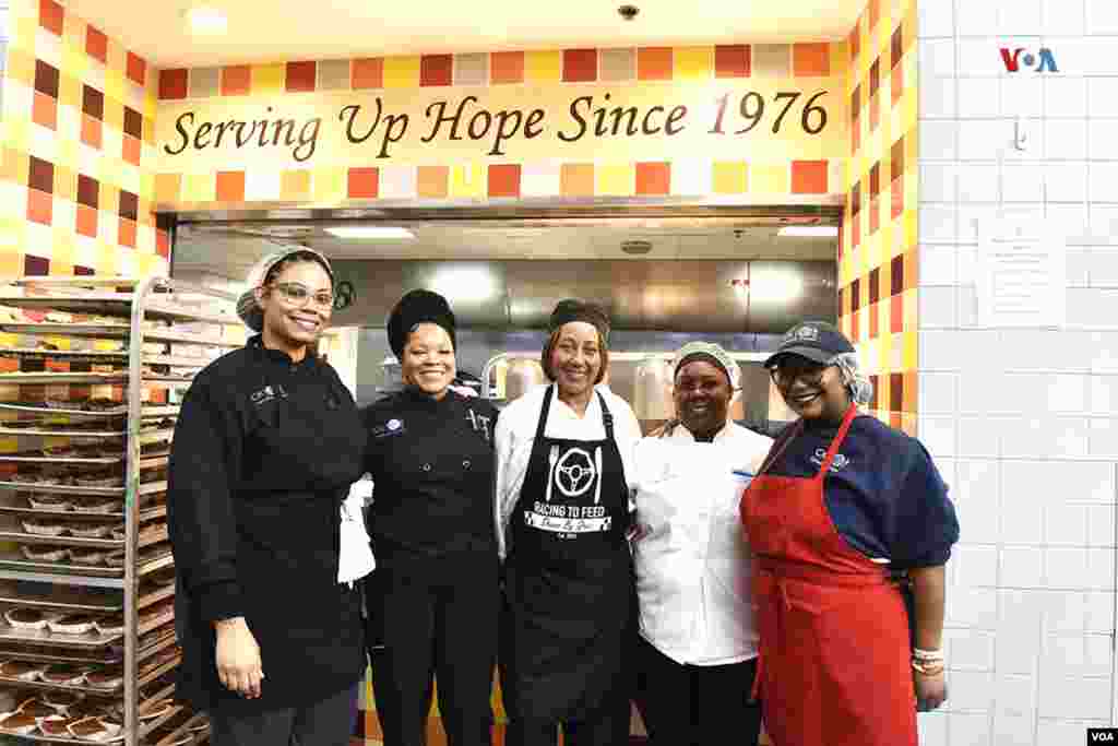 Naimah Rutling, segunda de izquierda a derecha, es la chef principal en Cathedral Kitchen. Ella dice con orgullo que pertenece a la comunidad a la que asiste.&nbsp;Camden, Nueva Jersey, el 26 de noviembre de 2024. [Fotografía: Luis Quintanal]