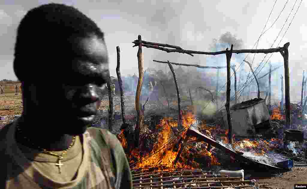 A SPLA soldier walks in a market destroyed in an air strike by the Sudanese air force in Rubkona near Bentiu, South Sudan, April 23, 2012. (Reuters)