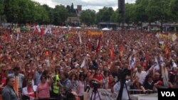 Sekitar 40 ribu orang berunjuk rasa di Cologne, Jerman, untuk mendukung demonstran di Turki. Unjuk rasa ini diorganisir oleh Federasi Serikat Alavi Turki di Jerman. 