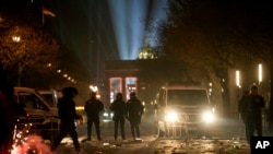 Policías hacen guardia en las calles después de los fuegos artificiales por las celebraciones de Año Nuevo en Berlín, Alemania, el miércoles 1 de enero de 2025. (Foto: AP)