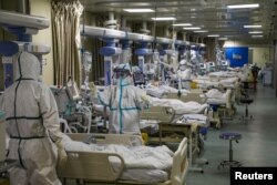 Medical workers in protective suits attend to novel coronavirus patients at the intensive care unit (ICU) of a designated hospital in Wuhan, Hubei province, China, Feb. 6, 2020. (Credit: China Daily)