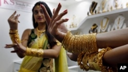 Ðồ trang sức bằng vàng tại một hội chợ vàng bạc và đá quý ở Hyderabad, Ấn Độ.