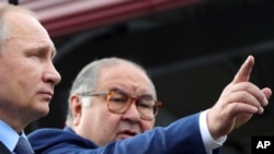 Ілюстративне фото. Президент РФ Владімір Путін і бізнесмен Алішер Усманов, Росія, 14 липня 2017. Mikhail Klimentyev, Sputnik, Kremlin Pool Photo/AP