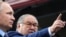 Ілюстративне фото. Президент РФ Владімір Путін і бізнесмен Алішер Усманов, Росія, 14 липня 2017. Mikhail Klimentyev, Sputnik, Kremlin Pool Photo/AP