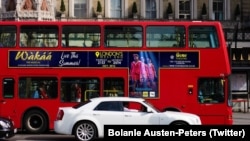 Un bus londonien avec une affiche de la comédie musicale Wakaa (Twitter / Bolanle Austen-Peters)