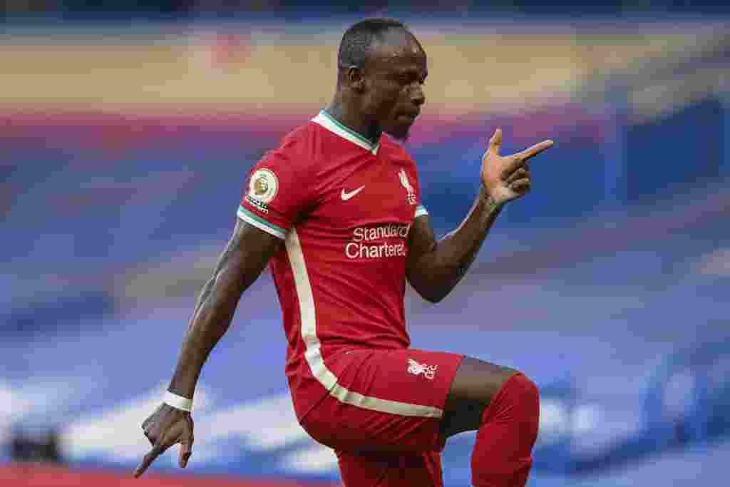 Sadio Mané, Liverpool - Avançado O futebolista senegalês testou positivo para o coronavírus no início de outubro. Mané recentemente voltou a treinar após um período de auto-isolamento.&nbsp;&nbsp; Foto: Sadio Mané, do Liverpool, comemora golo durante a partida de futebol da Premier League inglesa entre Chelsea e Liverpool no Stamford Bridge Stadium. (Michael Regan/Pool via AP, File)