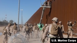 隶属于联合特遣部队-南部边境(JTF-SB)的美国海军陆战队的后勤群官兵在亚利桑那州尤马市准备安装螺旋刺丝网，以加固南部边境屏障。(2025年12月5日)