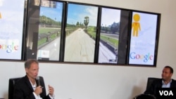 Mr. Mike Nelson of Google Asia-Pacific (left) and Mr. Manik Gupta (right) of Google Maps explain reporters about the street view technology in Siem Reap, Cambodia, April 3, 2014. (Khoun Theara/VOA Khmer)