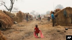 Un enfant se promène dans un camp de réfugiés à Kaga-Bandoro, en Centrafrique, 16 février 2016.