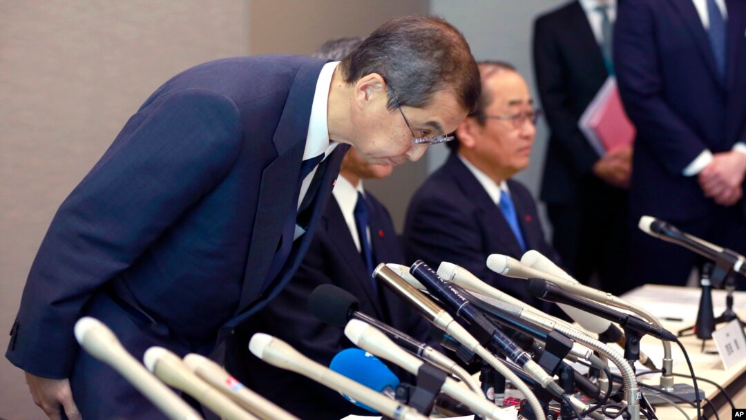 Prvi čovek "Takata korporacije" Šigehisa Takada pred početak danšanje konferencije za novinare u Tokiju