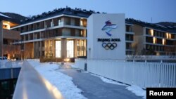 Cincin Olimpiade di perkampungan atlet Olimpiade Musim Dingin Beijing 2022 di Zhangjiakou, provinsi Hebei, China, 19 November 2021. (REUTERS/Thomas Peter)