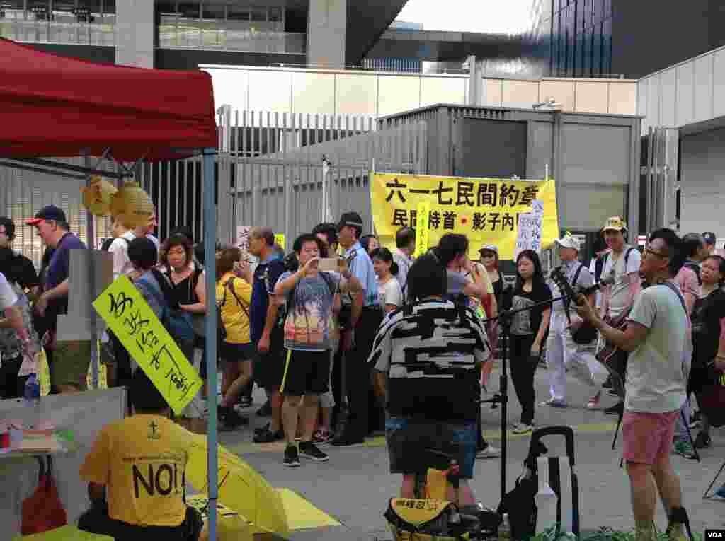 港人重返政总纪念雨伞运动一周年（美国之音海彦拍摄）