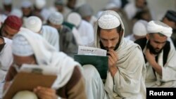  باور کولى شي چې دغه جومات اؤ مدرسه دکالعدم تنظيم جيش محمد په تابيا چلول کيدل اؤ جيش محمد هاغه ډله چې هندي چارواکي يې دپټهان کوټ فضائيې حمله کې ترسره شوي بريد کې ککړه بلي.