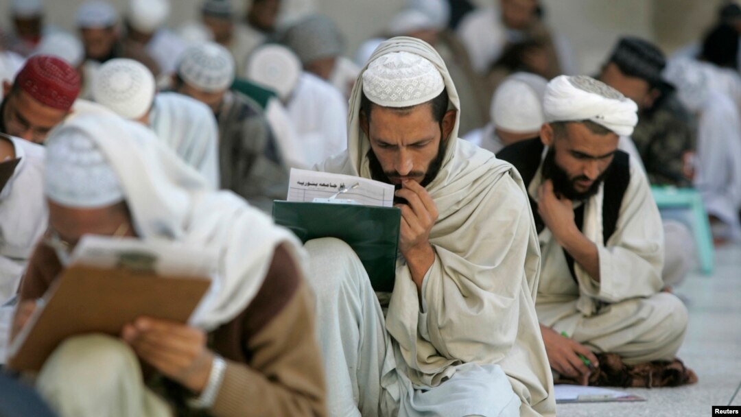 Students of the Jamia Binoria Al-Almia seminary sit for the exams for religious scholars in Karachi February 1, 2009. Some seventeen hundred students sat for the examination this year. REUTERS/Athar Hussain (PAKISTAN) - RTXB3WO