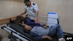 Palestinski bolničar zbrinjava dete, člana porodice u kojoj je šestoro ubijeno u izraelskom vazdušnom napadu, u centralnom delu Pojasa Gaze, u Deir el Balahu, 14. novembra 2019. (Foto: AFP)
