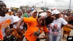 Une manifestation dans un marché local à Abidjan, Côte d'Ivoire, 28 octobre 2015. 