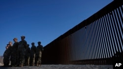 ARCHIVO - Efectivos de la Guardia Nacional de California durante una conferencia de prensa en el cruce fronterizo Otay Mesa en San Diego el 5 de diciembre del 2024.