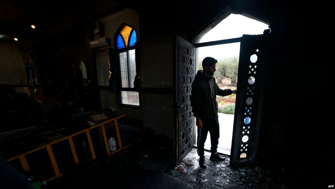 Palestinac pregleda štetu nanesenu džamiji, nakon izvještaja o napadu izraelskih doseljenika, u gradu Marda u blizini grada Salfita na Zapadnoj obali 20. decembra 2024. godine.