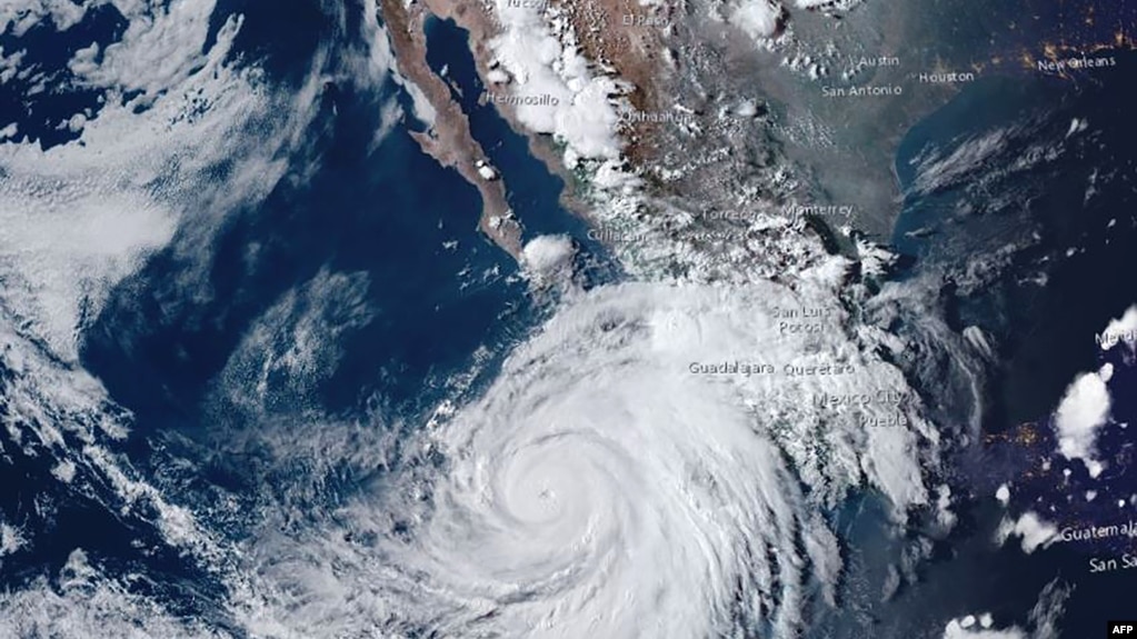 Imagen de la Oficina Nacional de Administración Oceánica y Atmosférica de EEUU (NOAA) muestra la posición del huracán Hillary fuera de las costas del Pacífico mexicano el 16 de agosto de 2023.