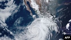 Imagen de la Oficina Nacional de Administración Oceánica y Atmosférica de EEUU (NOAA) muestra la posición del huracán Hillary fuera de las costas del Pacífico mexicano el 16 de agosto de 2023.