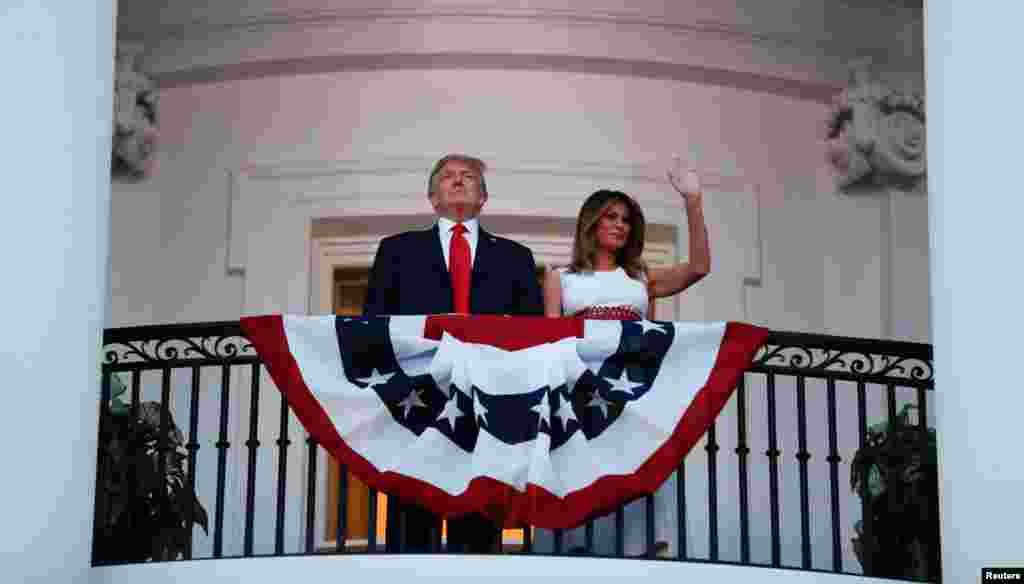 صدر ڈونلڈ ٹرمپ اور ان کی اہلیہ نے واشنگٹن ڈی سی میں ہونے والے آتش باری کے مظاہرے کو وائٹ ہاؤس کی گیلری سے دیکھا۔