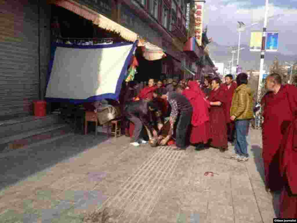 Second Self immolation Protest in Labrang in Two Days当地僧人和百姓把多杰仁青烧焦的尸体送回家