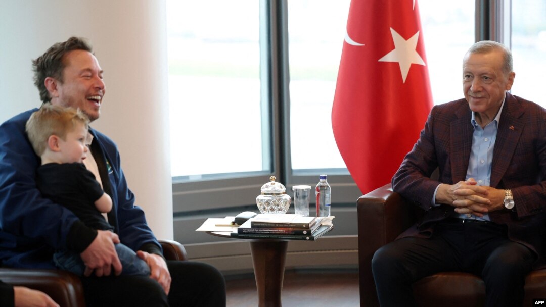 Presiden Turki Recep Tayyip Erdogan (kanan) berbicara dengan Elon Musk (kiri) menjelang sesi ke-78 Majelis Umum Perserikatan Bangsa-Bangsa (PBB) di Gedung Turki, New York, 17 September 2023. (HANDOUT / KANTOR PERS PRESIDENSI TURKI / AFP)