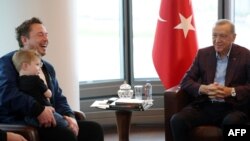 Presiden Turki Recep Tayyip Erdogan (kanan) berbicara dengan Elon Musk (kiri) menjelang sesi ke-78 Majelis Umum Perserikatan Bangsa-Bangsa (PBB) di Gedung Turki, New York, 17 September 2023. (HANDOUT / KANTOR PERS PRESIDENSI TURKI / AFP)