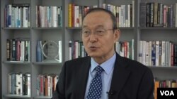 송민순 전 한국 외교장관이 26일 'VOA'와 인터뷰를 하고 있다.