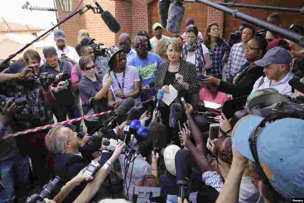 Anneliese Burgess, spokesperson for the family of South African Olympic and Paralympic sprinter Oscar Pistorius, reads a short statement outside the home of Pistorius' uncle in Pretoria, Oct. 20, 2015.&nbsp;