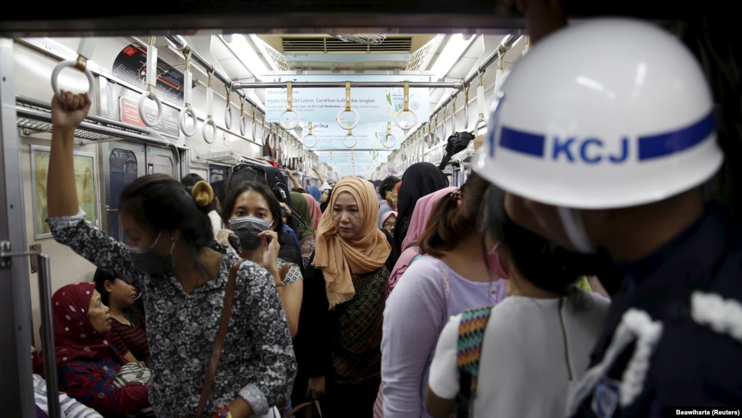 Seorang petugas keamanan berjaga di dalam gerbong kereta khusus perempuan di Stasiun Kereta Manggarai, Jakarta, 8 Januari 2016. (Foto: REUTERS/Beawiharta)